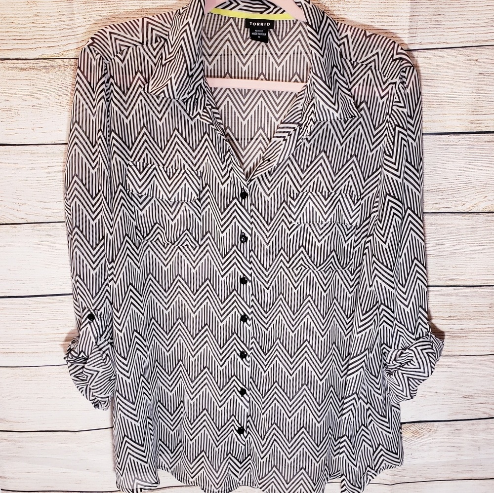 Black&white zigzag button up sheer top Torrid 0